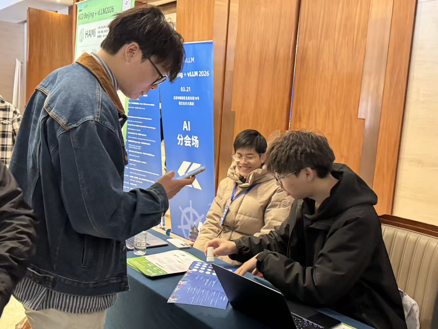 志愿者在为观众盖章